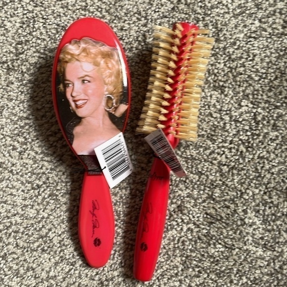 Marilyn Monroe Set of 2 Boar Hair Brushes Red - Picture 2 of 3